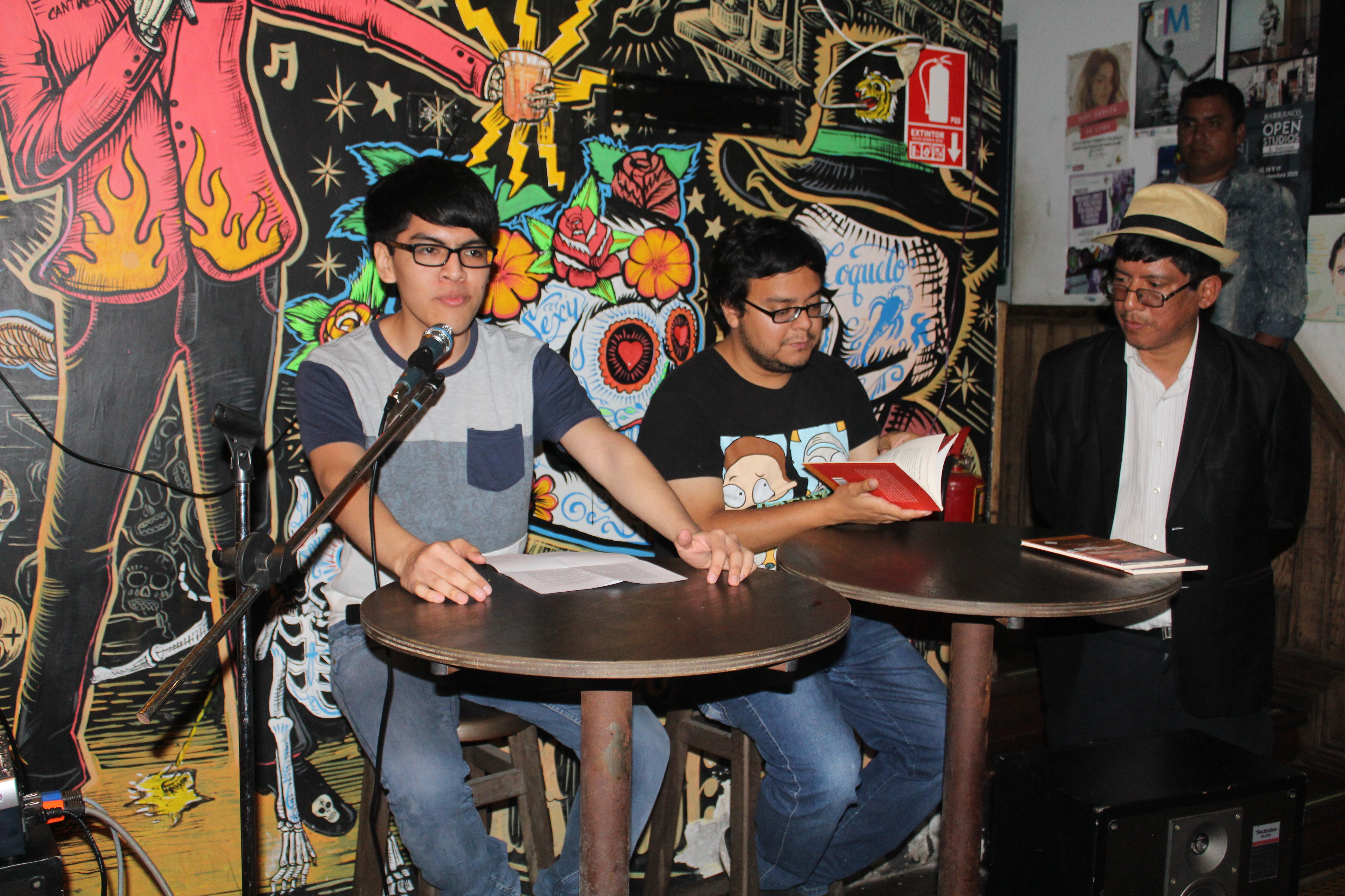 Jóvenes autores en evento de Vicio Perpetuo Vicio Perfecto